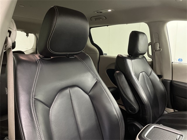 2023 Chrysler Pacifica Touring L photo
