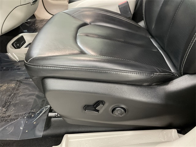 2023 Chrysler Pacifica Touring L photo