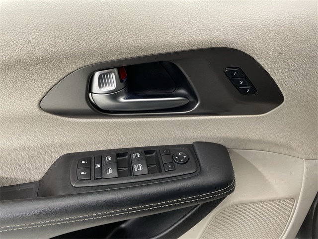 2023 Chrysler Pacifica Touring L photo