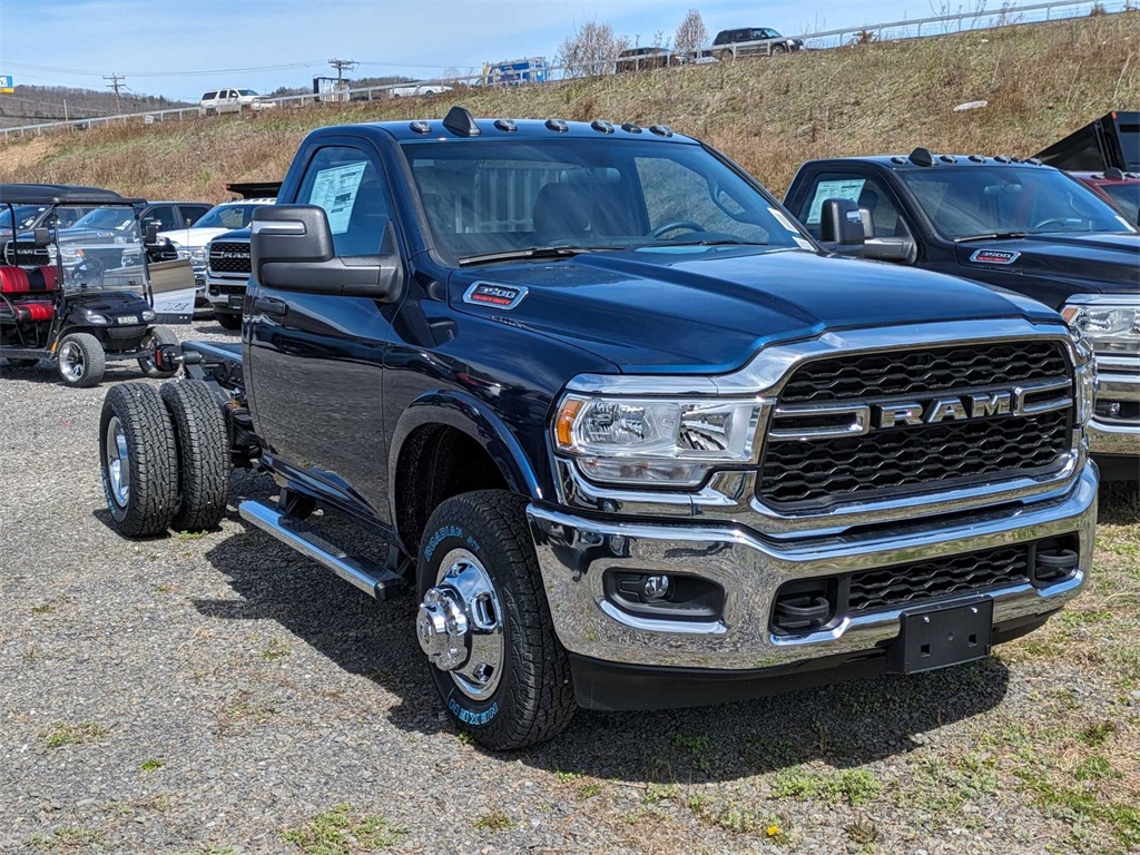 2024 Ram 3500 Tradesman photo 2