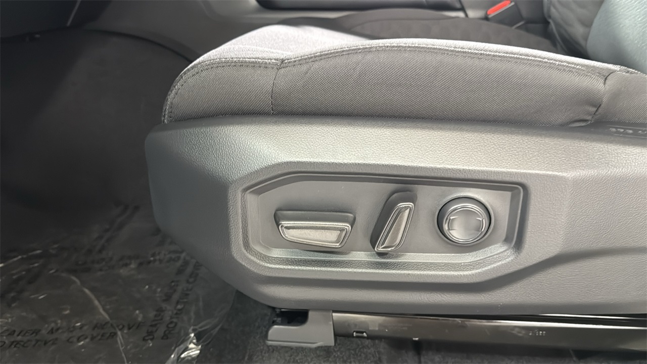 2026 Toyota Tundra SR5 CrewMax photo 13