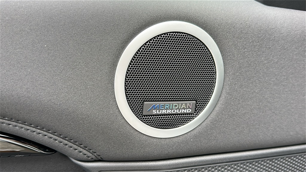 new 2025 Land Rover Discovery car, priced at $65,985