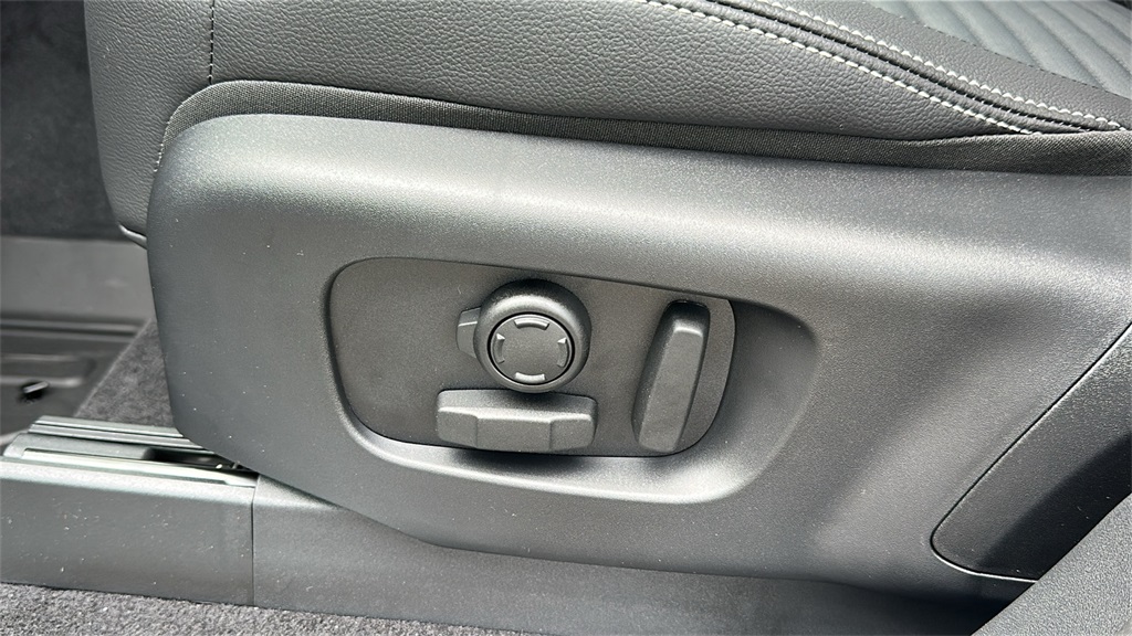 new 2025 Land Rover Discovery car, priced at $65,985