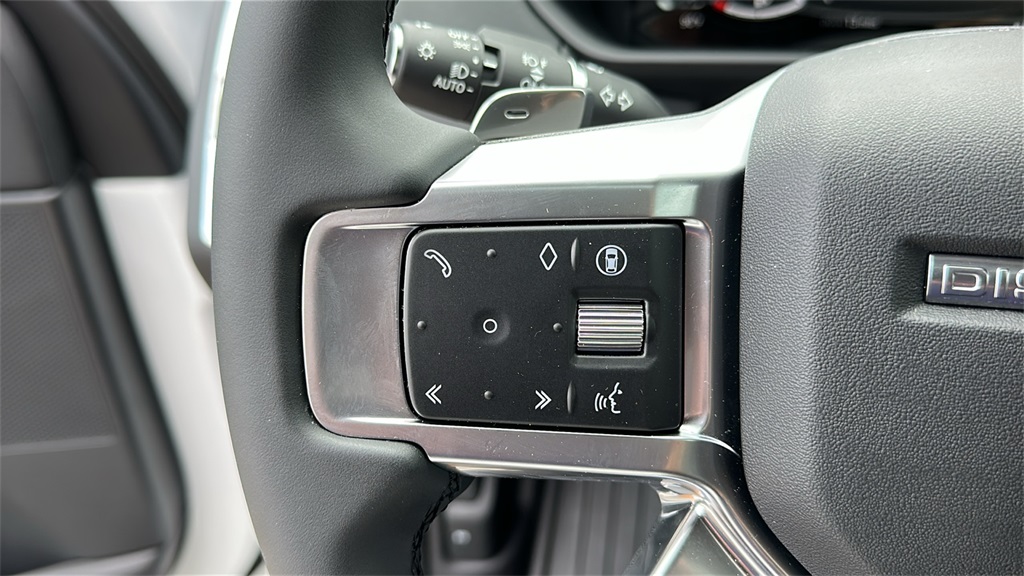 new 2025 Land Rover Discovery car, priced at $65,985