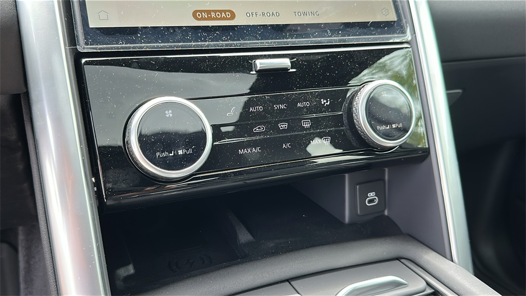 new 2025 Land Rover Discovery car, priced at $65,985