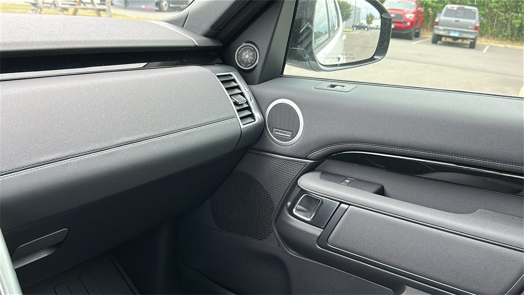 new 2025 Land Rover Discovery car, priced at $65,985