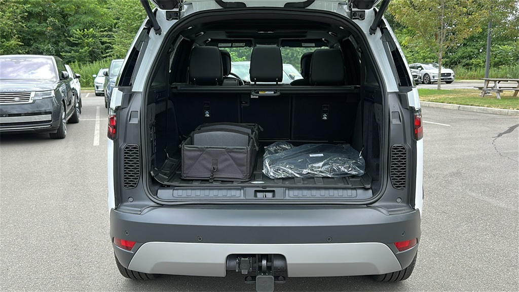 new 2025 Land Rover Discovery car, priced at $65,985