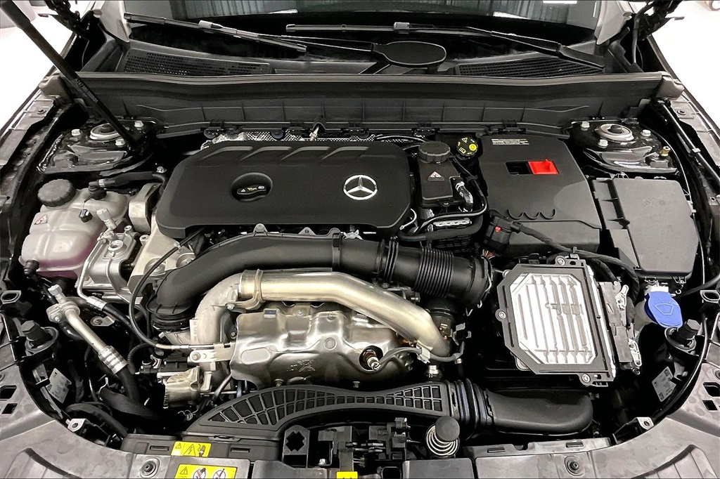 2025 Mercedes Benz GLB 250 photo 16