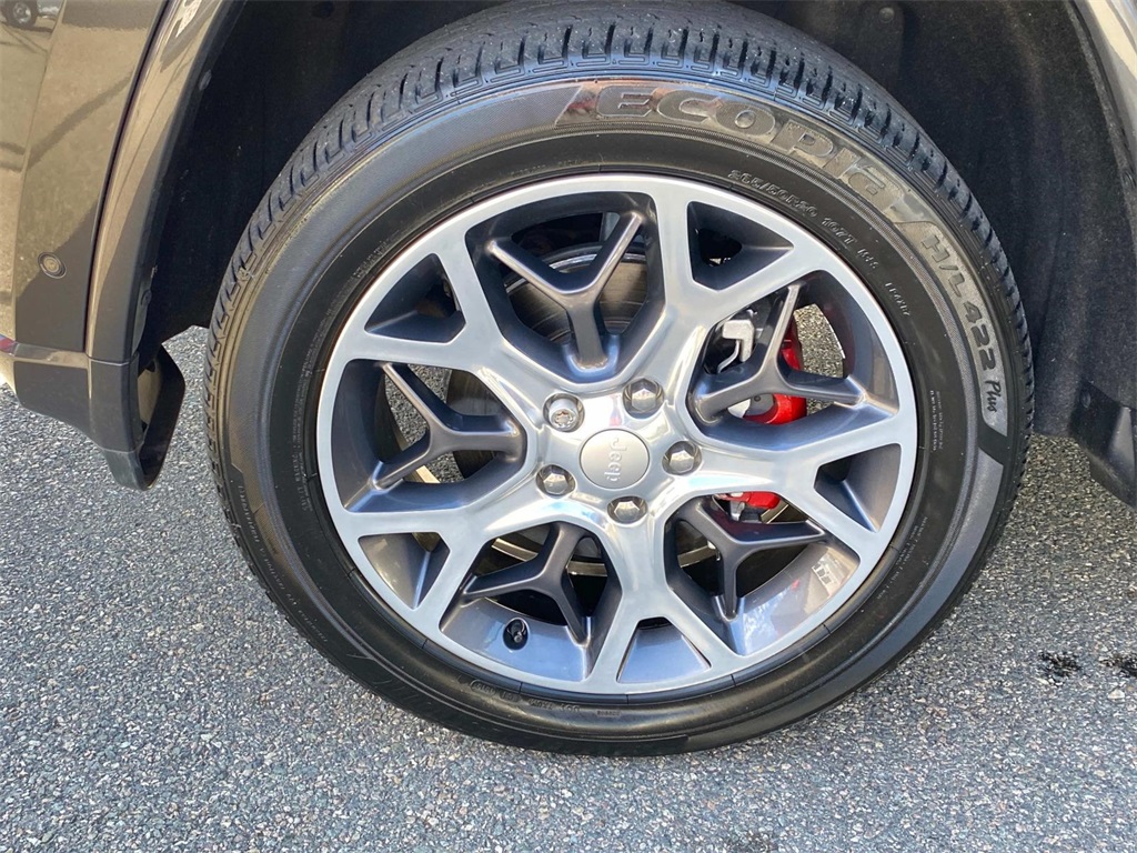 2019 Granite Crystal Metallic Clearcoat Jeep Grand Cherokee Overland 4X4 SUV