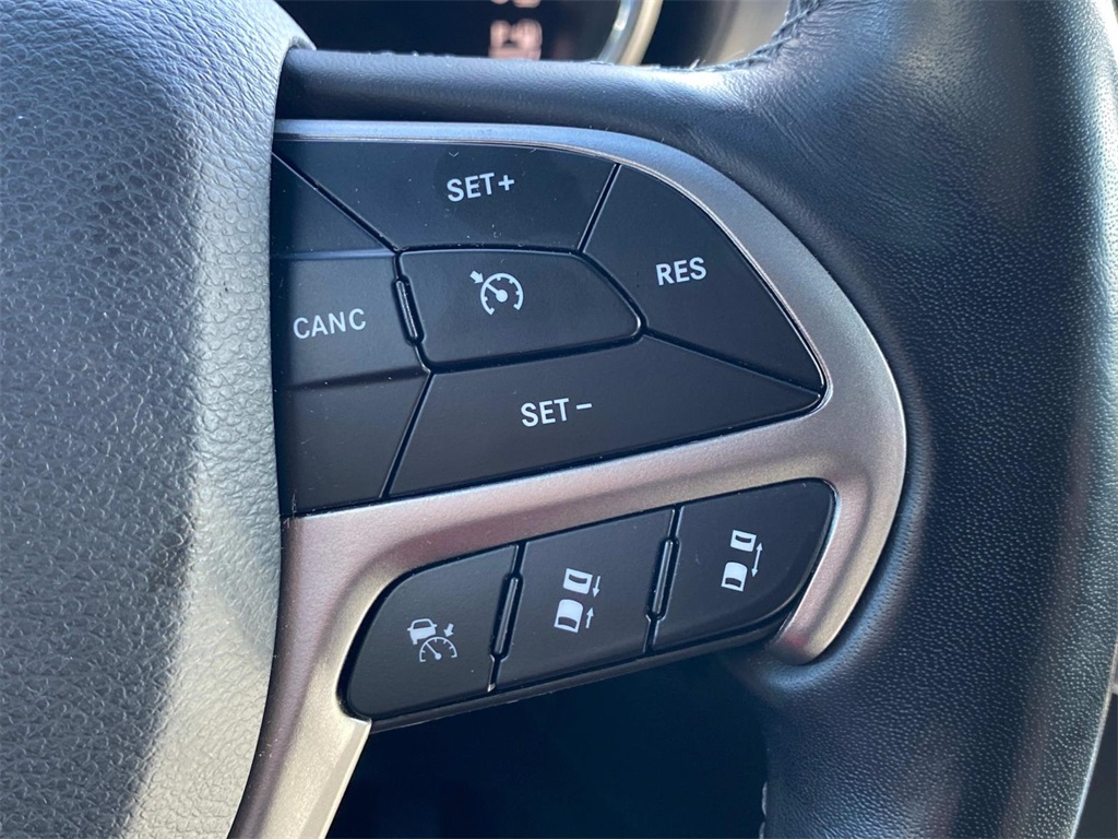 2019 Granite Crystal Metallic Clearcoat Jeep Grand Cherokee Overland 4X4 SUV