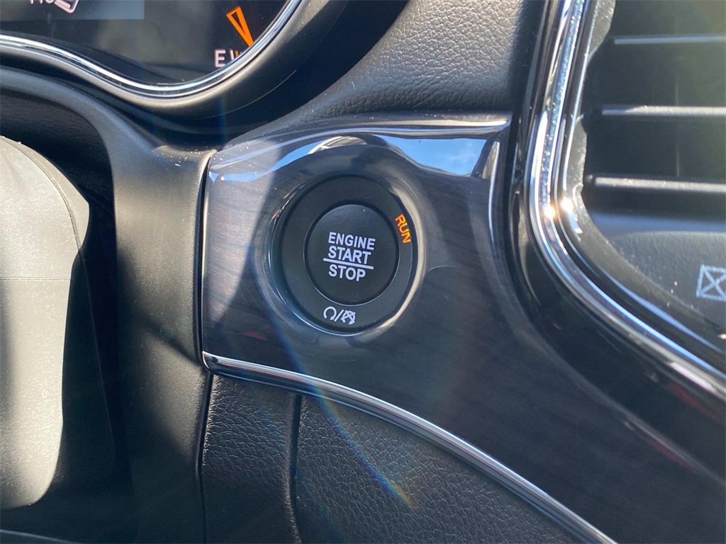 2019 Granite Crystal Metallic Clearcoat Jeep Grand Cherokee Overland 4X4 SUV