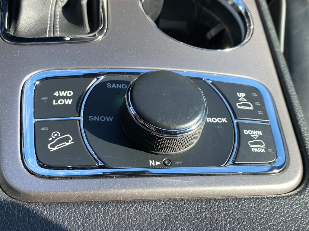 2019 Granite Crystal Metallic Clearcoat Jeep Grand Cherokee Overland 4X4 SUV