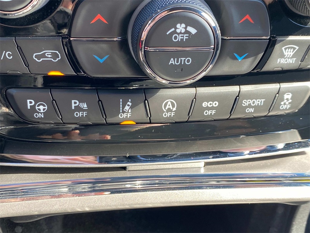 2019 Granite Crystal Metallic Clearcoat Jeep Grand Cherokee Overland 4X4 SUV