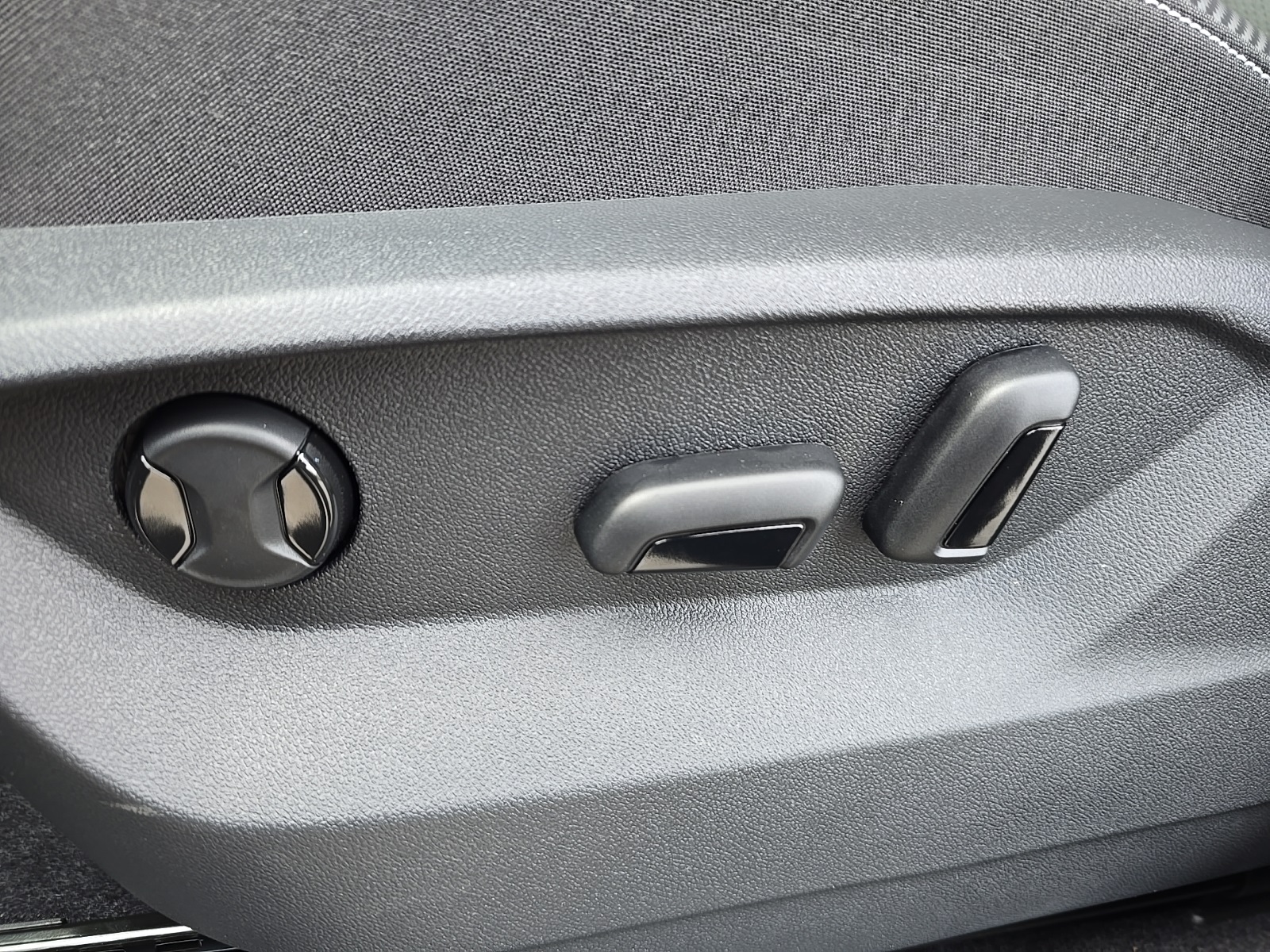 new 2026 Volkswagen Atlas Cross Sport car, priced at $38,723