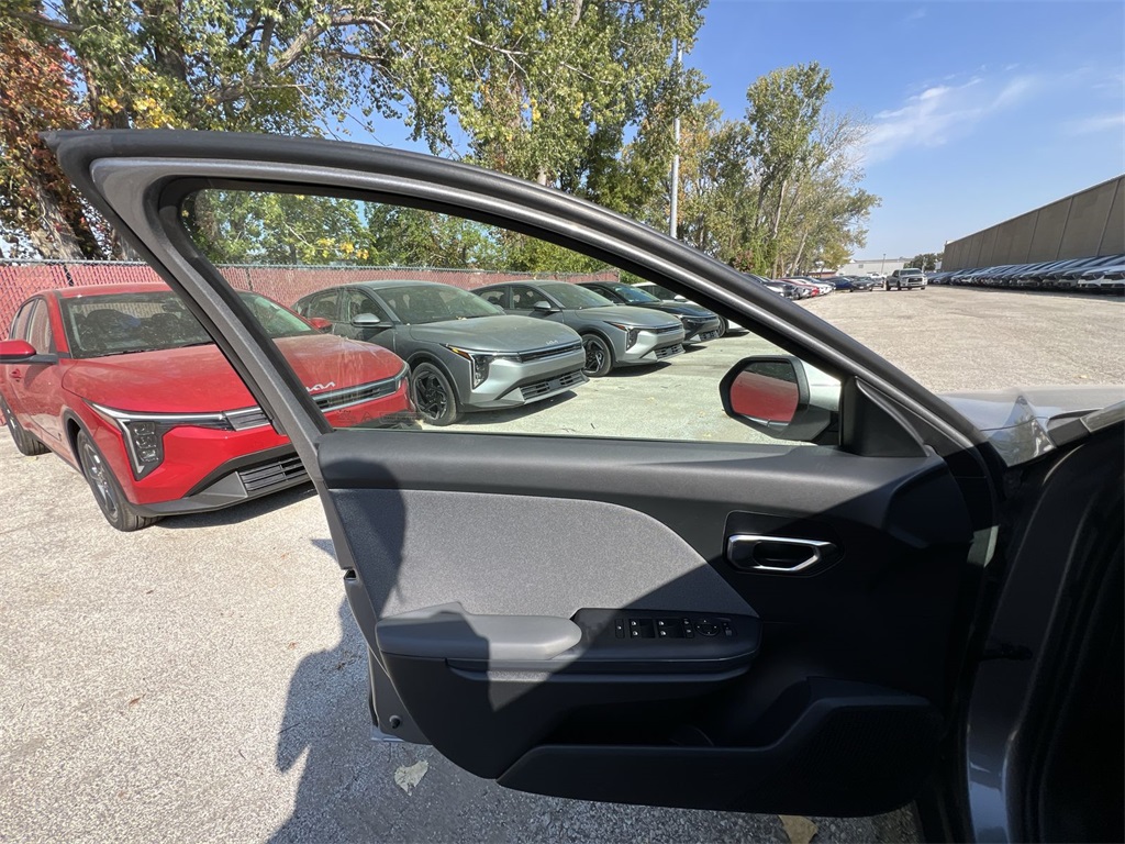 2025 Kia K4 EX photo 13