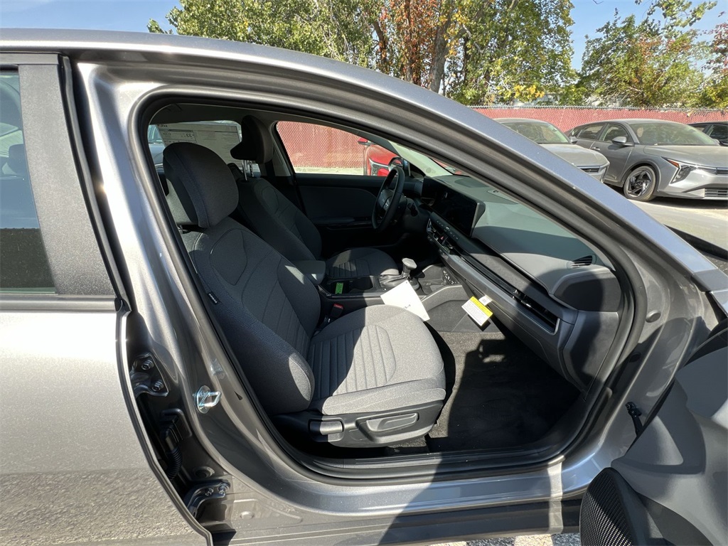 2025 Kia K4 EX photo 32