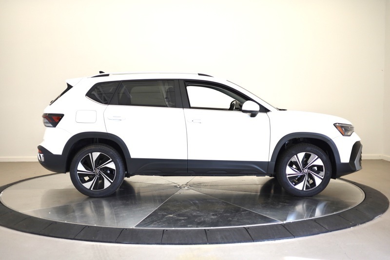 2025 Volkswagen Taos SE photo 2