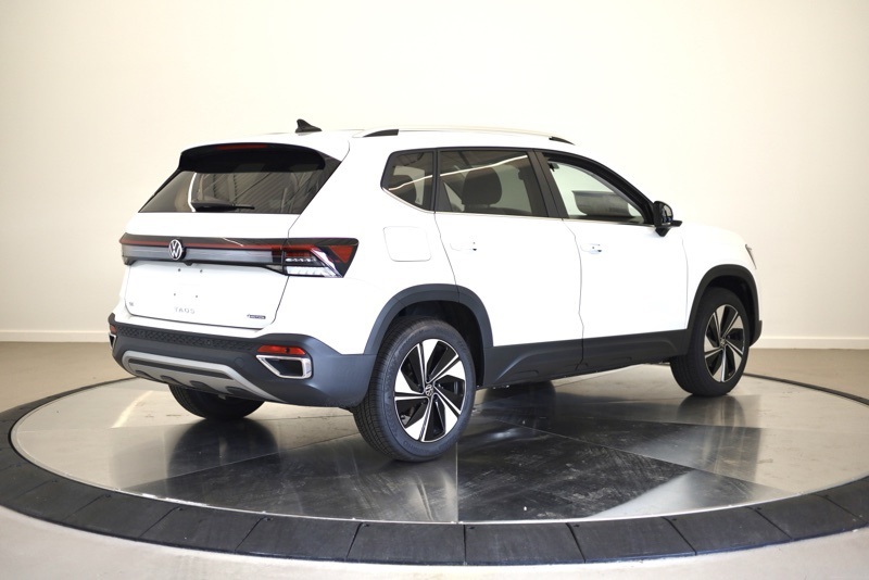 2025 Volkswagen Taos SE photo 3