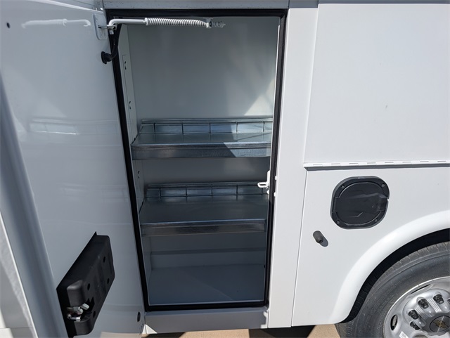 2025 Chevrolet Express Cutaway 3500 photo 2