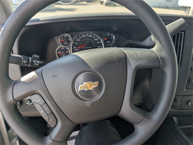 2025 Chevrolet Express Cutaway 3500 photo 3