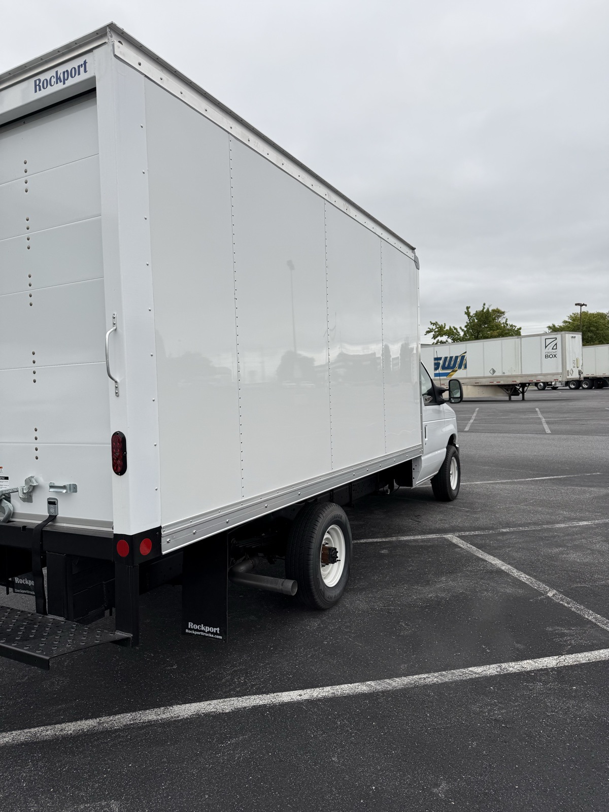 2025 Ford E-350 photo 4