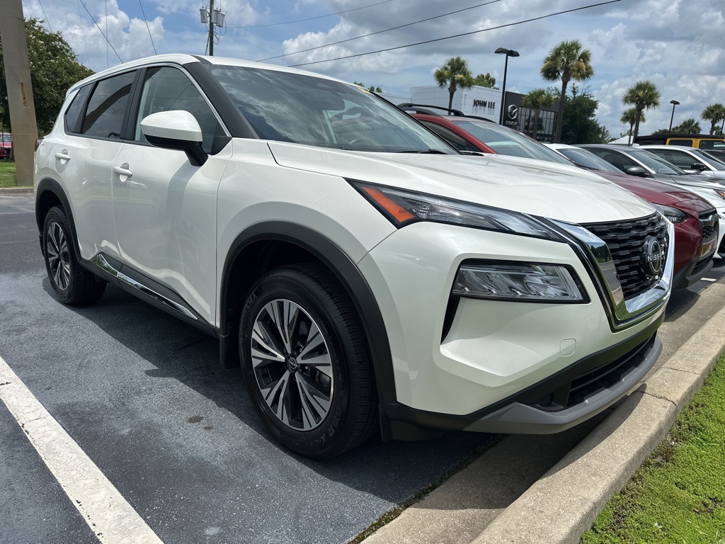 2023 Pearl White Tricoat Nissan Rogue SV SUV