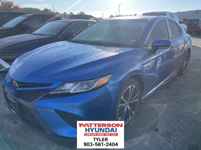 2018 Toyota Camry SE's photo