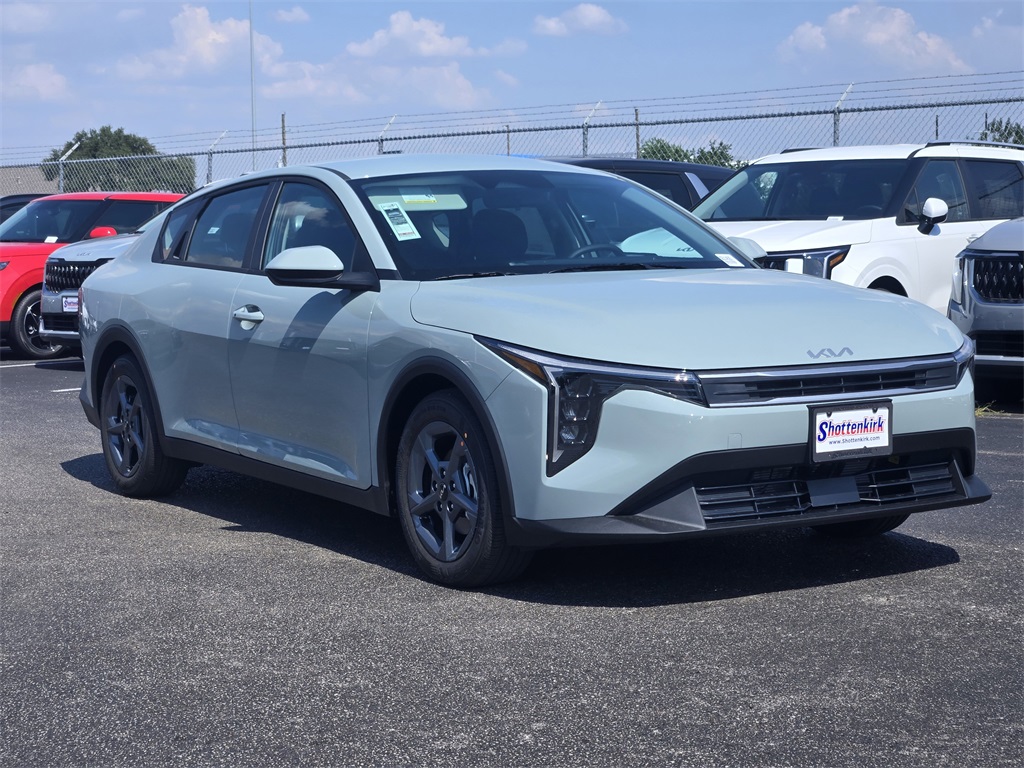 2025 Kia K4 LXS photo 2