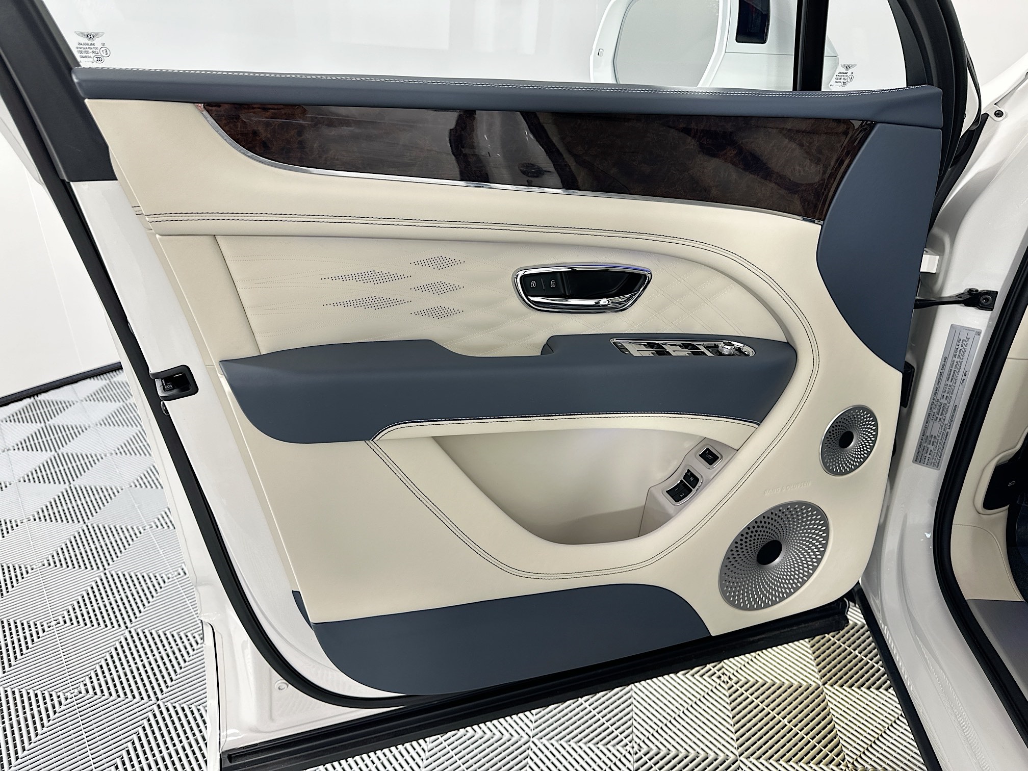 new 2025 Bentley Bentayga car