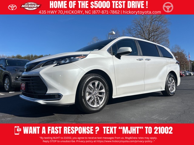 2024 Toyota Sienna XLE's photo