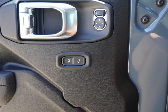 2025 Jeep Wrangler Willys photo 13