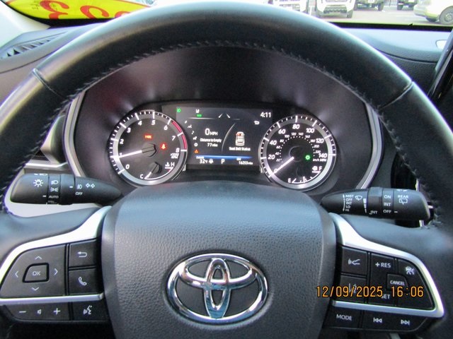 used 2023 Toyota Highlander car, priced at $38,999