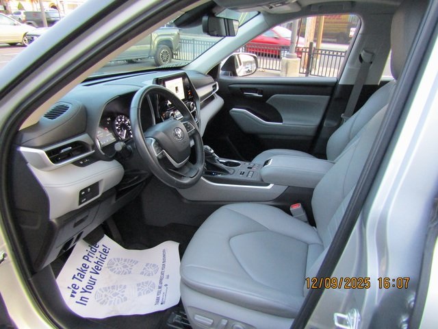 used 2023 Toyota Highlander car, priced at $38,999