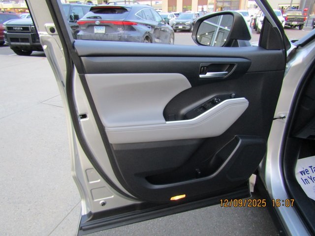 used 2023 Toyota Highlander car, priced at $38,999