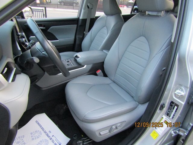 used 2023 Toyota Highlander car, priced at $38,999