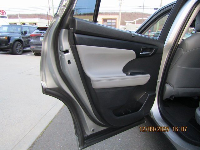 used 2023 Toyota Highlander car, priced at $38,999