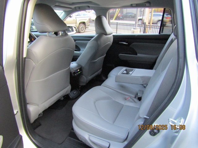 used 2023 Toyota Highlander car, priced at $38,999