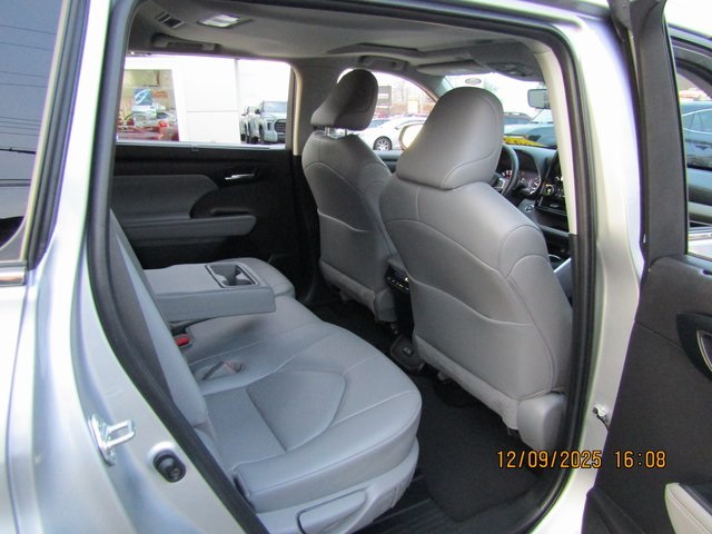 used 2023 Toyota Highlander car, priced at $38,999
