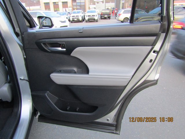 used 2023 Toyota Highlander car, priced at $38,999