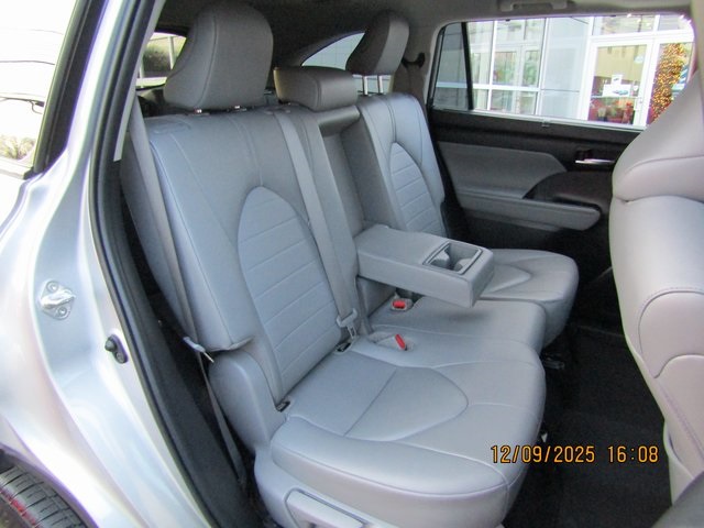 used 2023 Toyota Highlander car, priced at $38,999