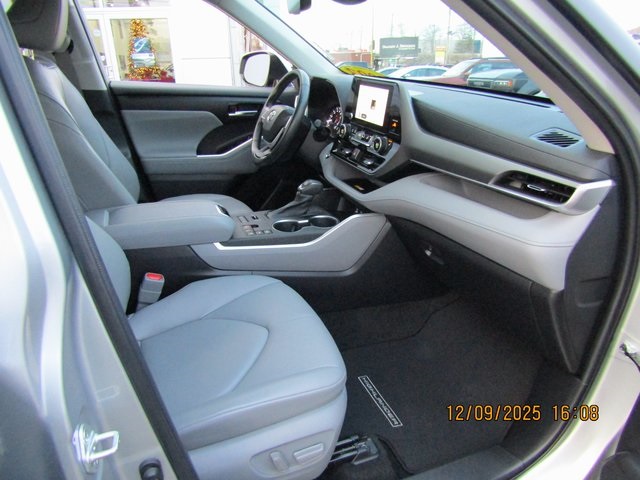used 2023 Toyota Highlander car, priced at $38,999