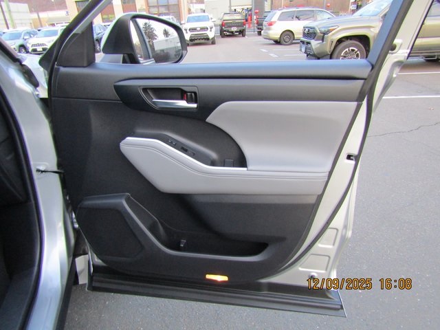 used 2023 Toyota Highlander car, priced at $38,999