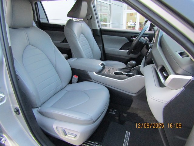 used 2023 Toyota Highlander car, priced at $38,999