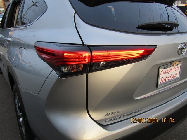 used 2023 Toyota Highlander car, priced at $38,999