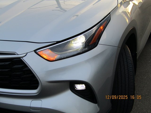 used 2023 Toyota Highlander car, priced at $38,999