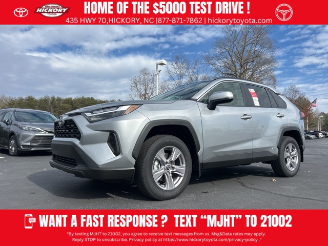 2025 Toyota RAV4 XLE's photo