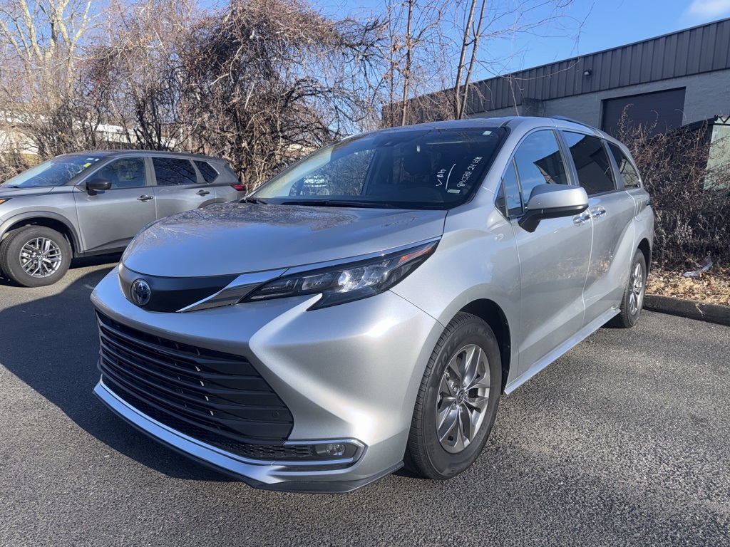 2024 Toyota Sienna XLE's photo