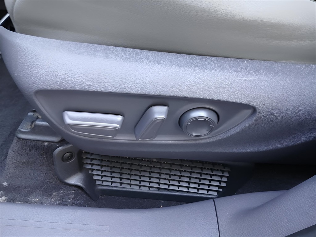 2021 Toyota Sienna XLE photo 2