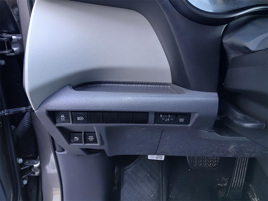 2021 Toyota Sienna XLE photo 3