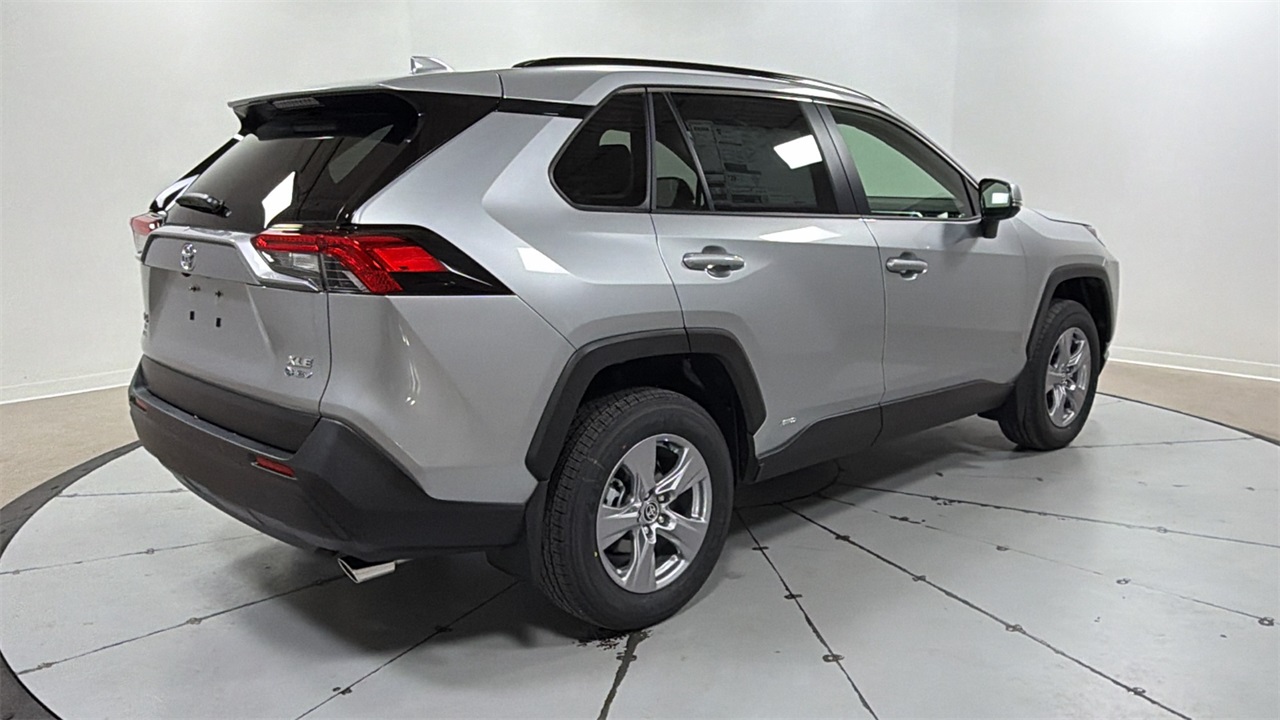 2025 Toyota RAV4 Hybrid XLE photo 2